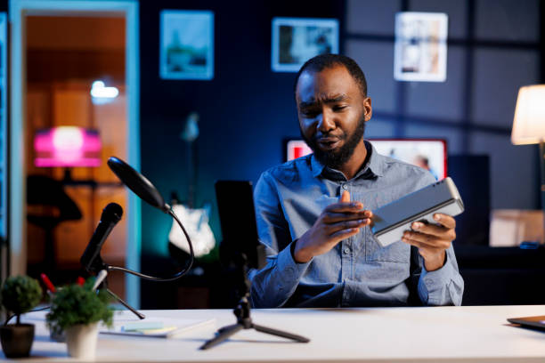 istock Reviewer unhappy with portable speaker 1758111754