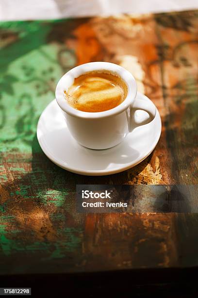 Espresso Kaffee Tasse Auf Rustikalen Tisch Mit Sonne Stockfoto und mehr Bilder von Braun