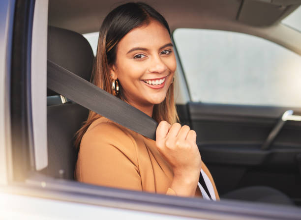 Happy woman, car and portrait with seatbelt check for road trip, travel or journey. Window, face and lady driver with vehicle safety belt for driving, protection or test drive, compliance or security mujer feliz, coche y retrato con comprobación del cinturón de seguridad para viaje por carretera, viaje o viaje. ventanilla, cara y dama del conductor con cinturón de seguridad del vehículo para conducir, protección o prueba de manejo, cumplimiento o