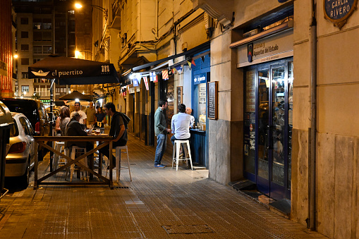 Bilbao, Spain, October 17, 2023 - Die Bar El Puertito im Indautxu Viertel  mit Bürgersteig Bars, Cafés und Restaurants, Spanien.