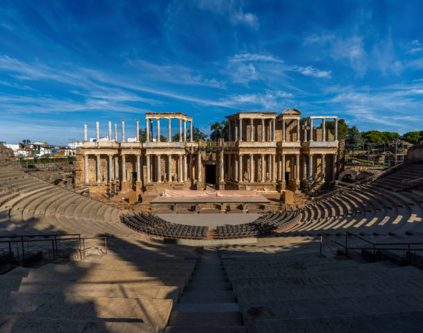 vista panorâmica do teatro romano de mérida com os andaimes, holofotes, palco e cadeiras colocadas sob as arquibancadas preparadas para o festival internacional de teatro clássico de mérida - old ancient architecture backdrop - fotografias e filmes do acervo