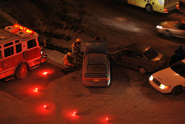 Acidente de carro na noite cena - fotografia de stock