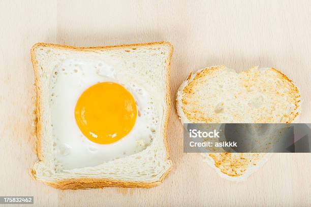 Huevo Frito Foto de stock y más banco de imágenes de Al vapor - Al vapor, Alimento, Alimentos cocinados