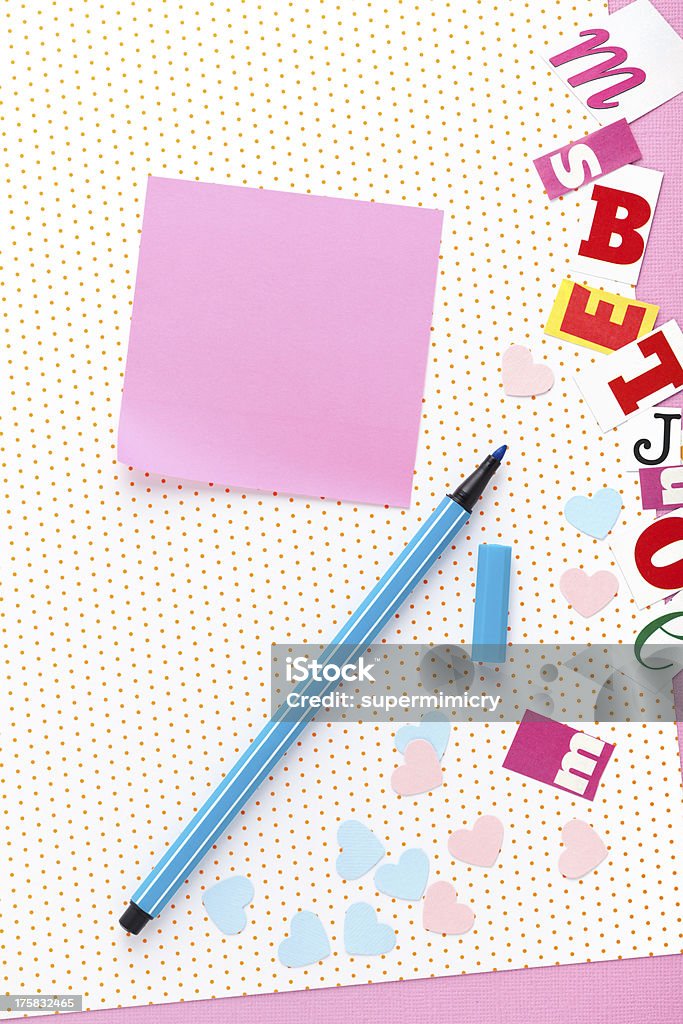 Couleur du papier et un stylo pour écrire - Photo de Album de coupures libre de droits