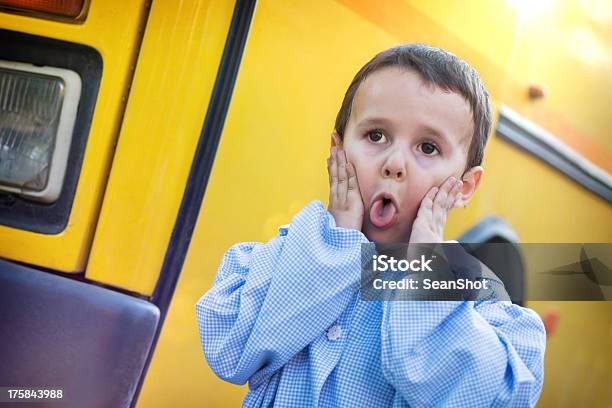 Bambini In Un Scuola Bus Anteriore Con Grembiule A Faccia - Fotografie stock e altre immagini di 2-3 anni