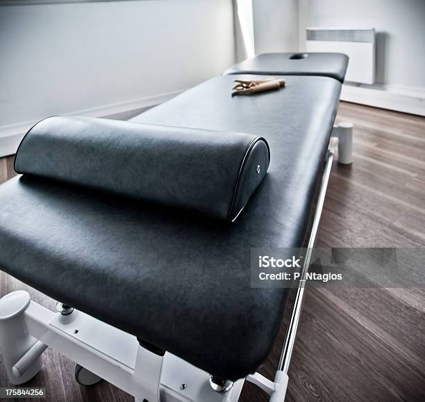 Fisioterapia - Fotografie stock e altre immagini di Fisioterapia - Fisioterapia, Tavolo, Ambulatorio medico