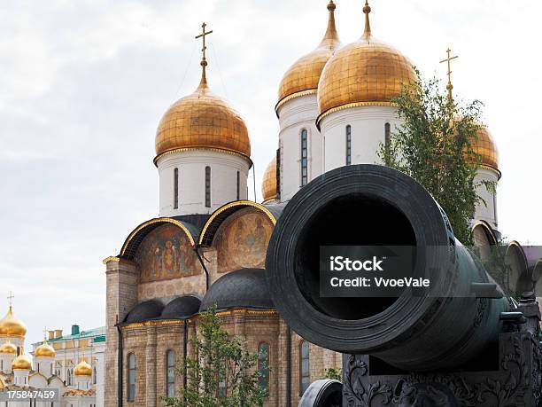 Tsarcannon Y Dormición Catedral De Moscú Foto de stock y más banco de imágenes de Aire libre - Aire libre, Ajardinado, Arquitectura