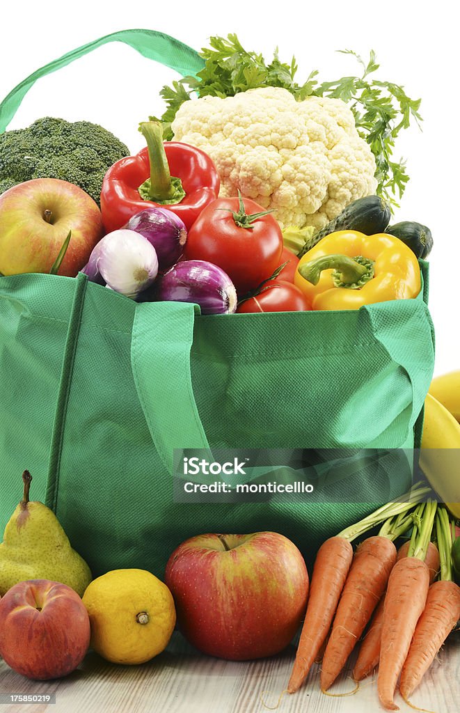 Verde bolsa de la compra con una variedad de frutas y verduras en blanco - Foto de stock de Alimento libre de derechos
