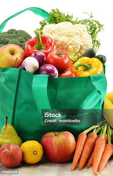 Verde Bolsa De La Compra Con Una Variedad De Frutas Y Verduras En Blanco Foto de stock y más banco de imágenes de Alimento