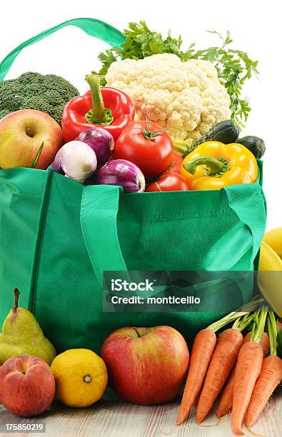 Verde De Saco De Compras Com Diversos Produtos Hortícolas E Frutas Em Branco - Fotografias de stock e mais imagens de Alimentação Saudável