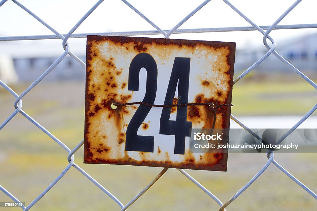 Numer 24 zardzewiałe znak - Zbiór zdjęć royalty-free (Bez ludzi)
