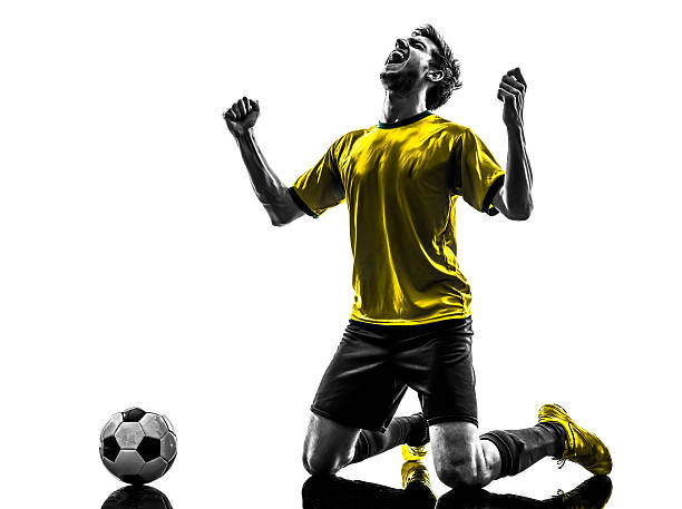 jugador de fútbol fútbol brasileño joven felicidad alegría arrodillarse ma - marcar términos deportivos fotografías e imágenes de stock