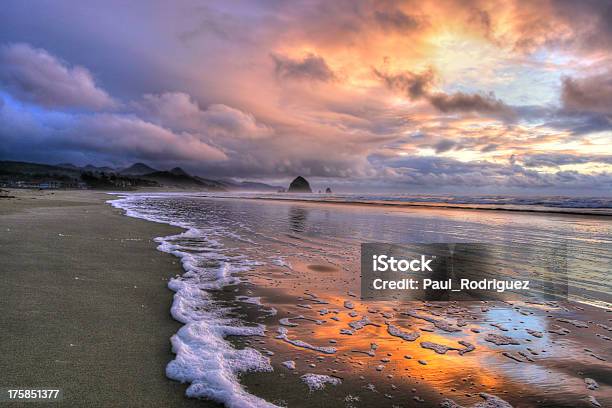 Storm Superando Haystack Rock - Fotografie stock e altre immagini di Costa dell'Oregon - Costa dell'Oregon, Haystack Rock, Ambientazione esterna