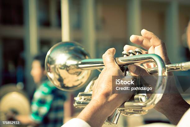 Street Band Jugando Enfoque Diferencial En Las Manos Con Trompeta Foto de stock y más banco de imágenes de Adulto