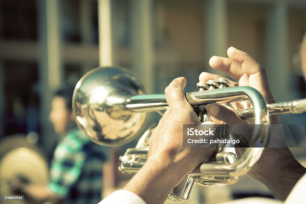 Улица оркестр играет, ВЫБОРОЧНЫЙ Фокус на руки с trumpet - Стоковые фото Блестящий роялти-фри