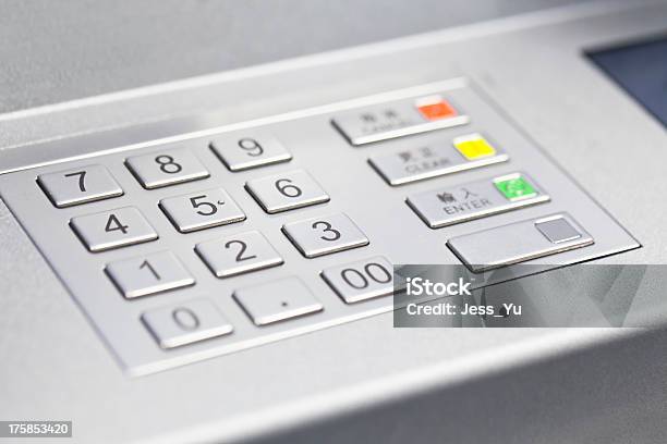 Código Pin Do Atm Multibanco - Fotografias de stock e mais imagens de Acessibilidade - Acessibilidade, Atividade bancária, Cliente