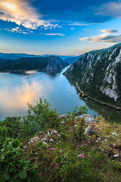 il danubio gorges - danube river serbia ravine romania foto e immagini stock