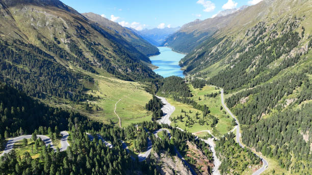 foto de dron de la carretera del glaciar kaunertal con la vista del lago gepatschspeicher en austria - kaunertal fotografías e imágenes de stock