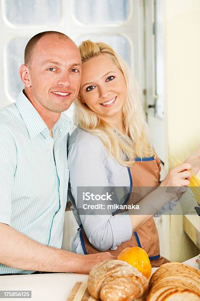 Coppia Felice Cucinare - Fotografie stock e altre immagini di Adulto - Adulto, Alimentazione sana, Ambientazione interna