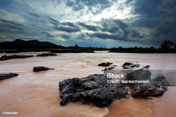 Somphamit Wodospad O Zachodzie Słońca Southern Laos - zdjęcia stockowe i więcej obrazów Azja