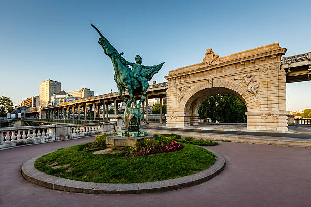 istock France Reborn Statue on Bir-Hakeim Bridge at Dawn 175860119