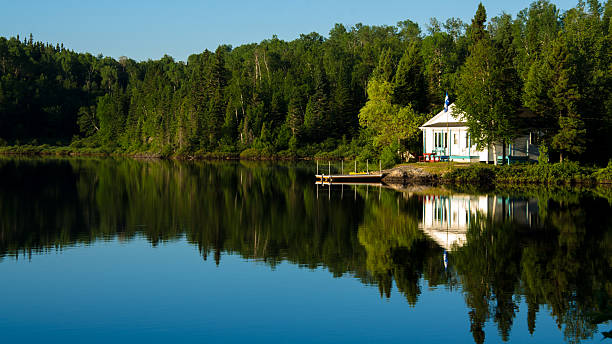 house, casa do lago e reflexos da água, floresta, tranquilos, com cena rural - saguenay - fotografias e filmes do acervo