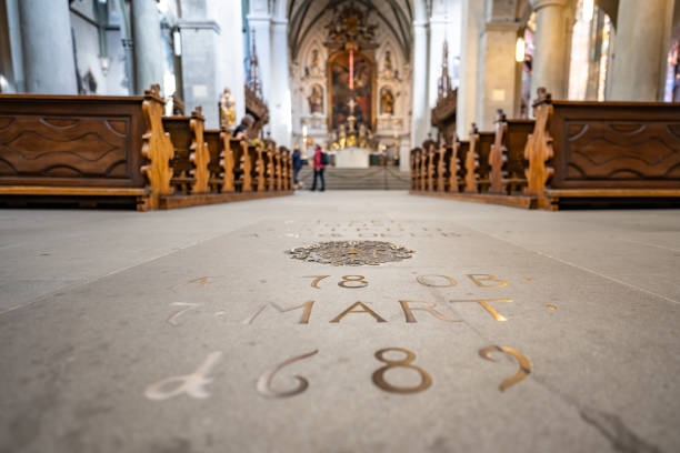 Description: Metal inscription and ornaments on the bottom of the brightly lit Romanesque three-nave columned basilica. Minster (Münster Unserer Lieben Frau Konstanz), Lake Constance (Bodensee), Baden-Württemberg, Germany. inscripción y adornos metálicos en la parte inferior de la basílica románica con columnas de tres naves, brillantemente iluminada. catedral (münster unserer lieben frau konstanz), lago de constanza (bodensee), baden-württemberg, alemania.