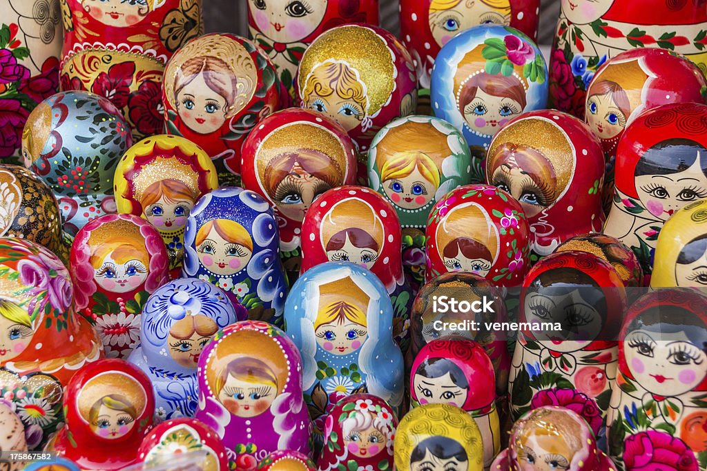 ロシアのカラフルな木製の人形 - マトリョーシカのロイヤリティフリーストックフォト