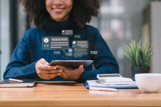 african american customer providing five satisfaction ratings. customer service evaluation concept. - dienstverlening fotos stockfoto's en -beelden