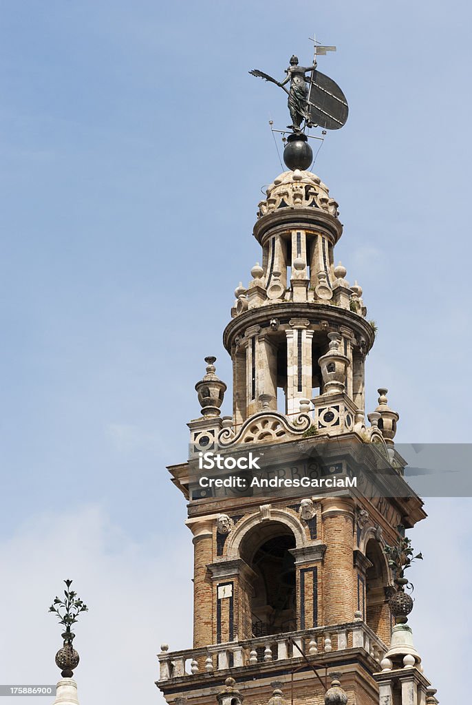 Wieża i spire of The Giralda w Sewilli. - Zbiór zdjęć royalty-free (Andaluzja)