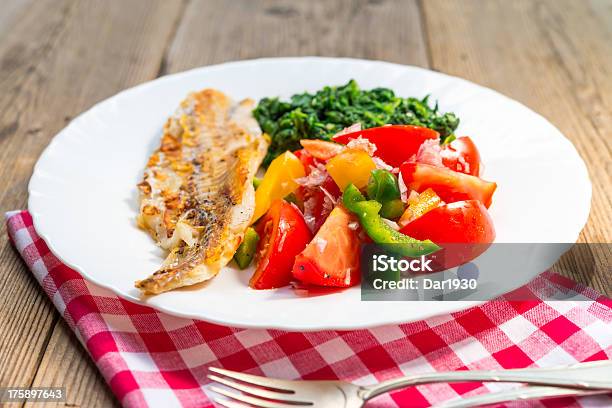 Salmon De Tomate De Espinafre - Fotografias de stock e mais imagens de Alimentação Saudável - Alimentação Saudável, Almoço, Assado no Forno