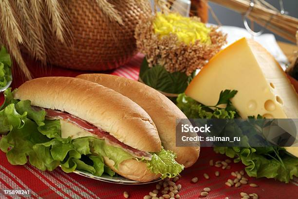 Kuchen Auf Dem Tisch Stockfoto und mehr Bilder von Baguette - Baguette, Blatt - Pflanzenbestandteile, Braun