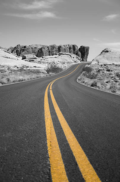 Vacía carretera del desierto de Nevada con Roadmarks amarillo - foto de stock