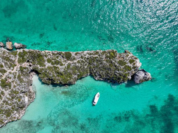 aerial majesty: split rock, turks- und caicosinseln, providenciales. - providenciales stock-fotos und bilder