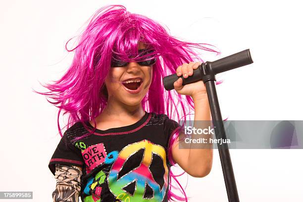 Piękne Rock Star Dziewczyna Śpiewać - zdjęcia stockowe i więcej obrazów Dziecko - Dziecko, Rock, Śpiewać