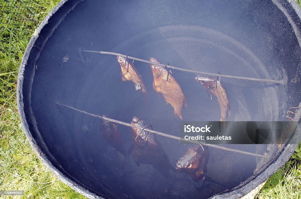 Poisson sains écologique de fumée smokehouse rouillé barrel - Photo de Aliment libre de droits