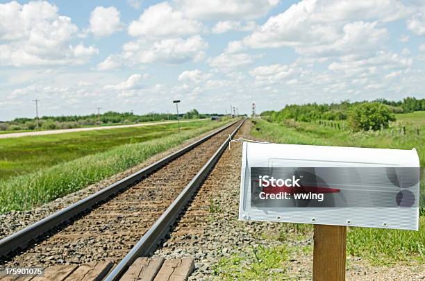 Branco Caixa De Correio E Ferroviária - Fotografias de stock e mais imagens de Agricultura - Agricultura, Caixa de Correio, Campo agrícola