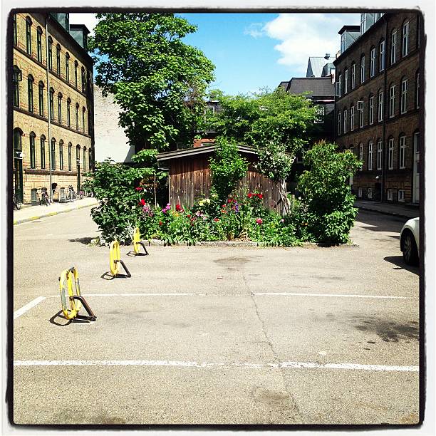 istock Green spot in the city 175903033