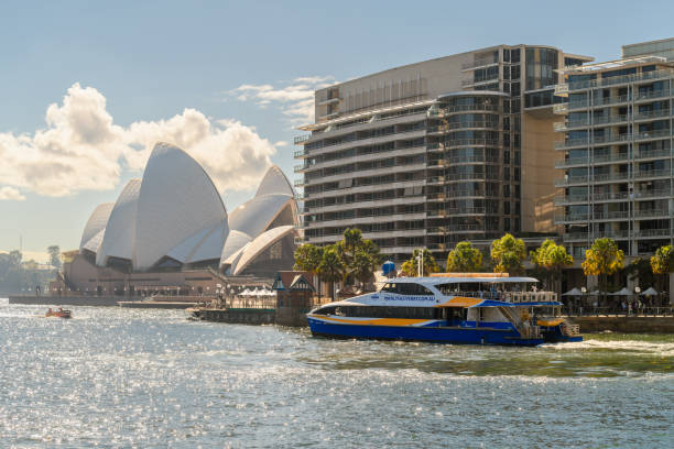 맨리 패스트 페리(manly fast ferry)는 서큘러 키(circular quay)에서 시드니 하버(sydney harbour)를 출발합니다. - daily express 뉴스 사진 이미지