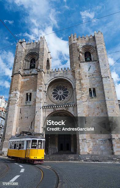 Cattedrale Di Lisbona E Un Tram - Fotografie stock e altre immagini di Acciottolato - Acciottolato, Architettura, Arco - Architettura