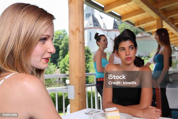 젊은 백인종 여자아이 식사를 즐길 수 있는 테라스 프렌즈 18-19세에 대한 스톡 사진 및 기타 이미지 - 18-19세, 갈색 머리, 경관