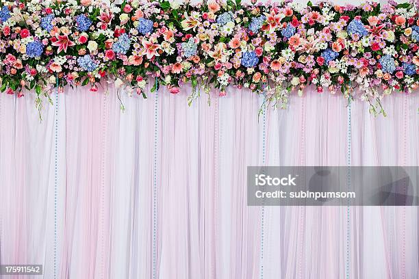 Bonito Flores De Fundo De Cena De Casamento - Fotografias de stock e mais imagens de Cortina - Cortina, Flor, Casamento