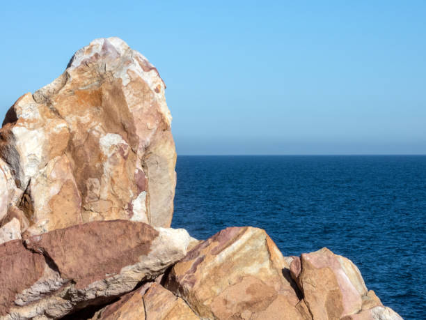 Vista del Océano Atlántico sobre una formación rocosa en la bahía de Pringle, Cabo Occidental - foto de stock