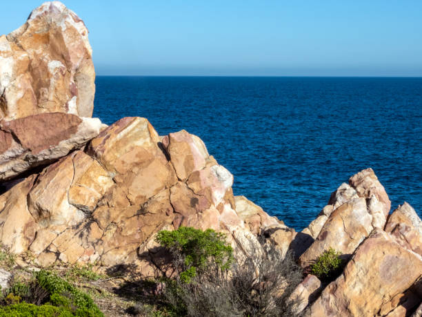 Vista del Océano Atlántico sobre una formación rocosa en la bahía de Pringle, Cabo Occidental - foto de stock