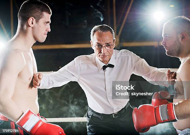 Boxe Jogo - Fotografias de stock e mais imagens de Árbitro - Árbitro, Boxe - Desporto, Adulto