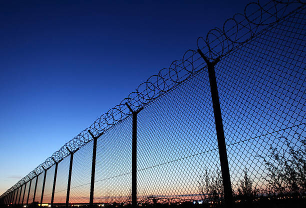 área restrita - barbed wire wire isolated nobody imagens e fotografias de stock