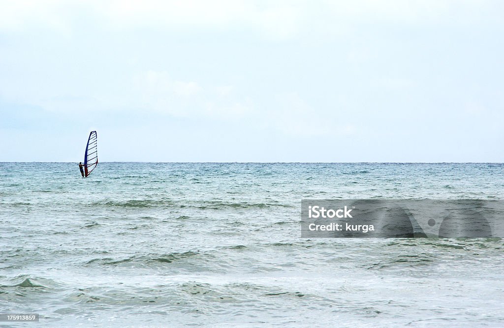 Kiteboarder fare surf in mare - Foto stock royalty-free di Acqua