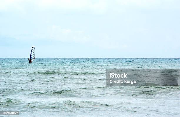 Kiteboarder Fare Surf In Mare - Fotografie stock e altre immagini di Acqua - Acqua, Acrobazia, Adulto