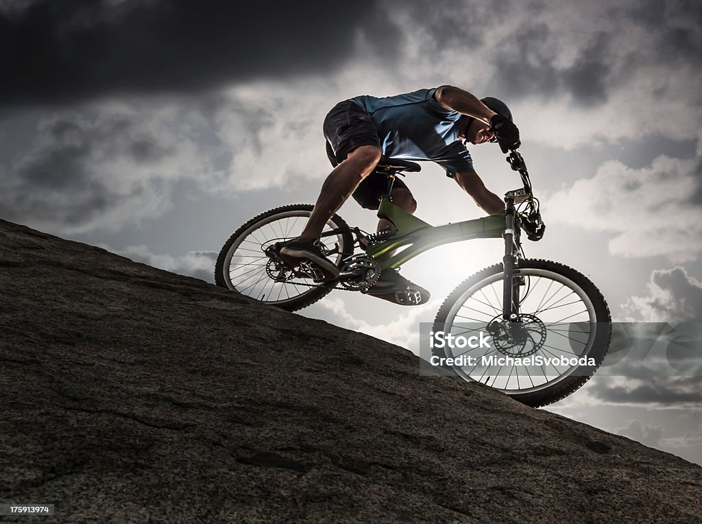 Mountain biker contra um céu dramático - Foto de stock de Adulto royalty-free