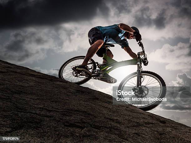 Foto de Mountain Biker Contra Um Céu Dramático e mais fotos de stock de Adulto - Adulto, Atividade, Bicicleta